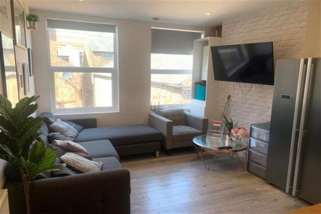 Flat to rent in Room To Rent At Flat 1, 40 Upper Parliament Street, The City