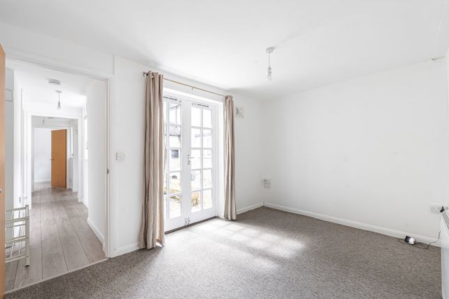 5 Barton Court,, Gloucester Street, Gloucestershire photo 4