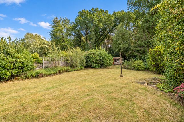 35 Common Close, Horsell, Woking photo 2