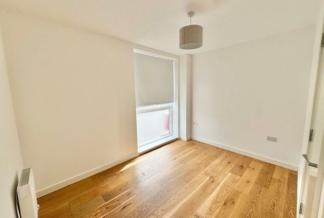 Flat 410, Basildon photo 3