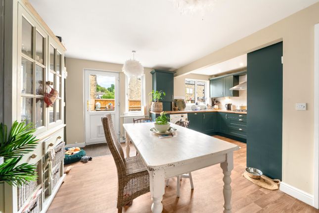 5, Victoria Crescent, Barnoldswick photo 4