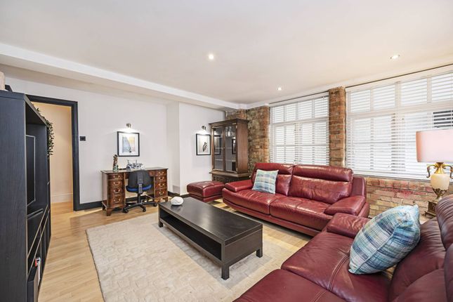 Flat to rent in Fairclough Street, Aldgate, London