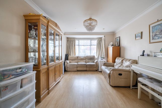 25, Wyre Grove, Edgware photo 4