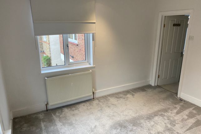 Flat to rent in Hainault, Romford