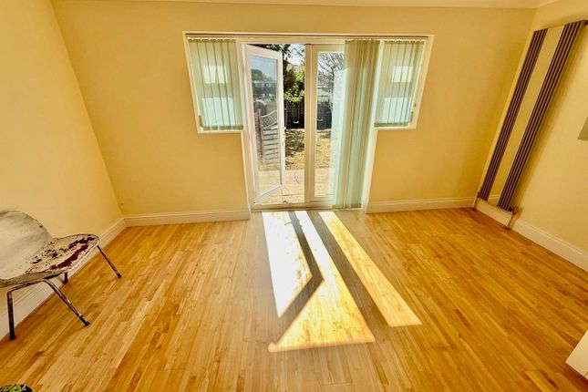 00, Wynchgate, Northolt photo 4