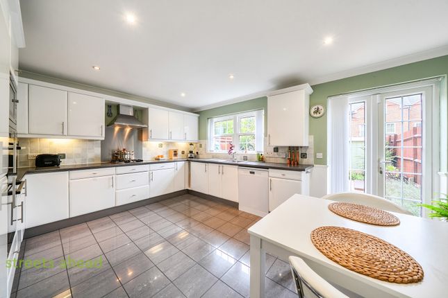 3, Wyndhurst Close, South Croydon photo 2