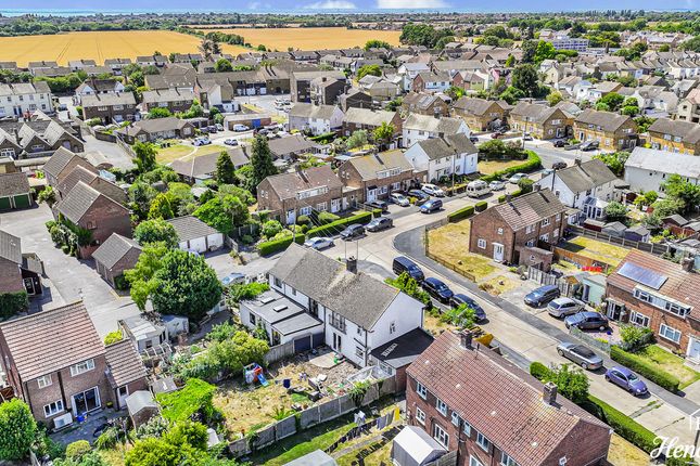 14, Olivers Crescent, Southend-on-sea photo 4