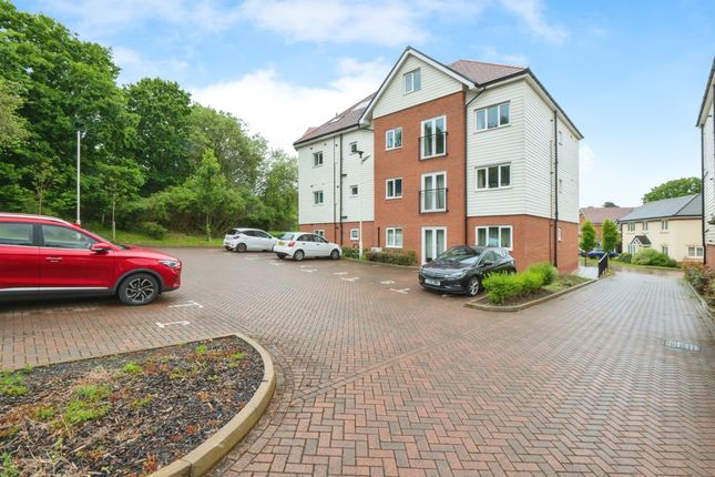 Thumbnail Flat for sale in Hellyar Rise, Hedge End, Southampton