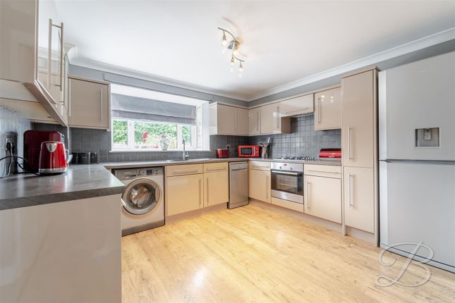 31, Sycamore Close, Chesterfield photo 2