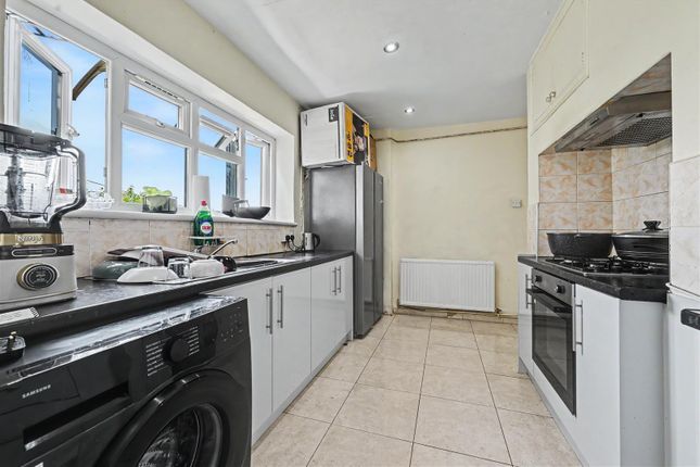 264, Camrose Avenue, Edgware photo 4