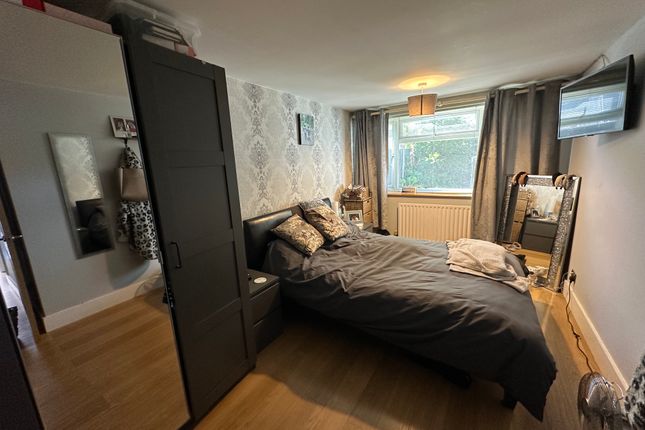 10, Heron Close, Ascot photo 4