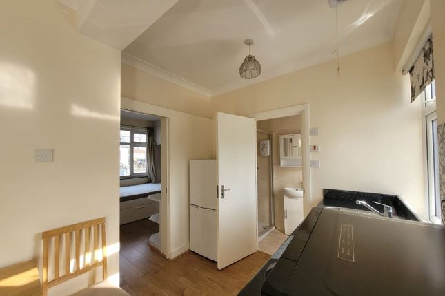 1 Avondale Crescent, Ilford photo 4