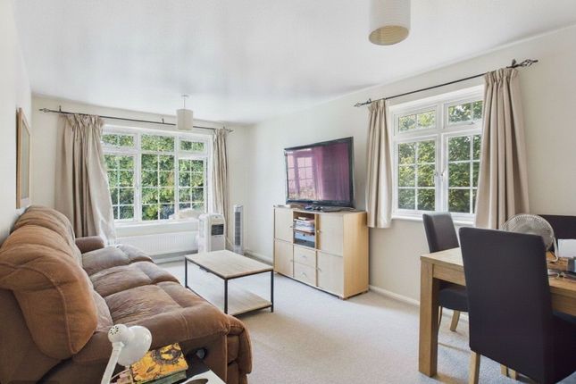 24, Abbotsbury Court, Horsham photo 2