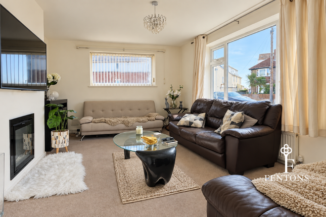 2, Woodberry Way, Walton-on-the-Naze photo 4