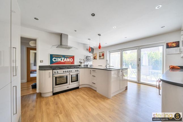 8, Netherby Close, Tring photo 2