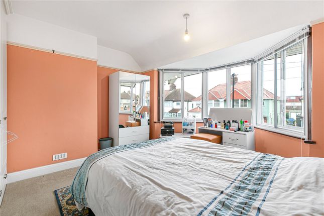 39, Connaught Avenue, Hounslow photo 4