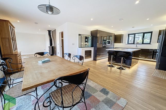 Open Plan Dining, Kitchen And Living Areas