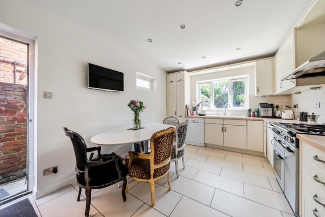 28, Queens Avenue, Byfleet photo 4