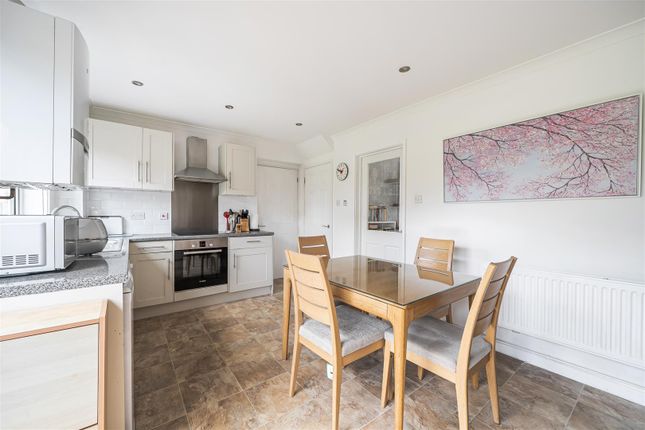 7, Kesteven Way, Wokingham photo 3