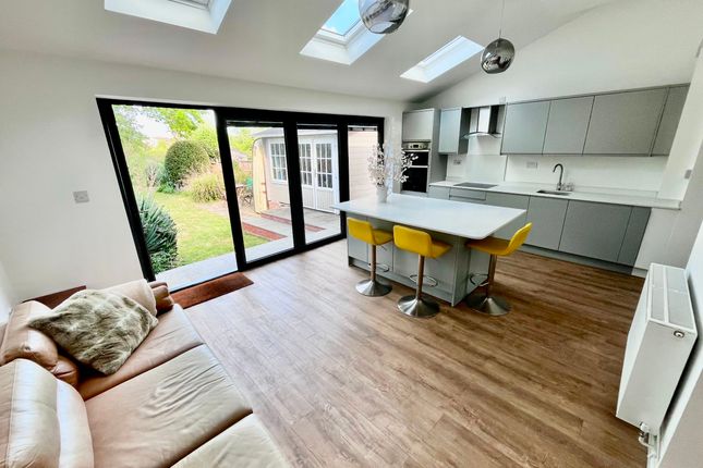 8 Willen Road, Newport Pagnell photo 4