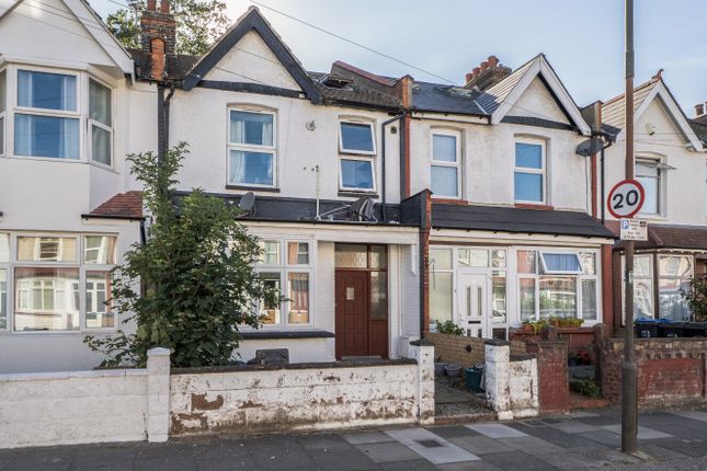 32, Whitford Gardens, Mitcham photo 2