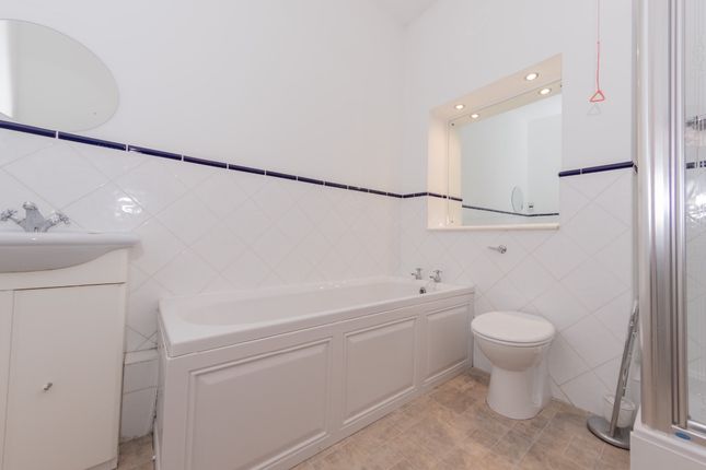 Flat for sale in Flat, The Hawthornes, Mill Lane, Birkenshaw, Bradford