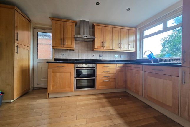 22 Monkville Avenue, London photo 3