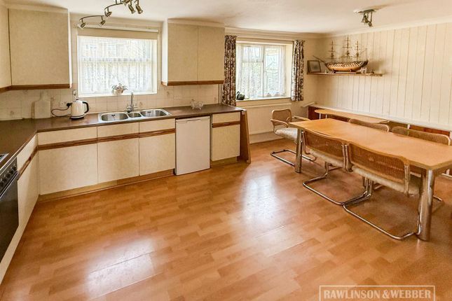 22, Webster Close, Oxshott Leatherhead photo 3