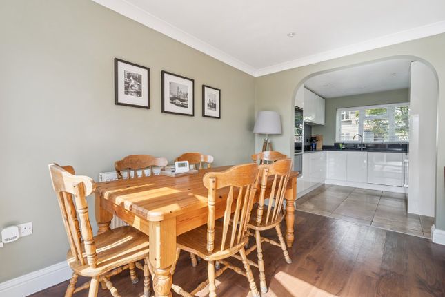 5, Mount Close, Farnham Common photo 4