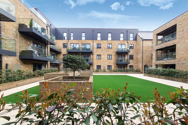 Flat for sale in Swan Court, Isleworth