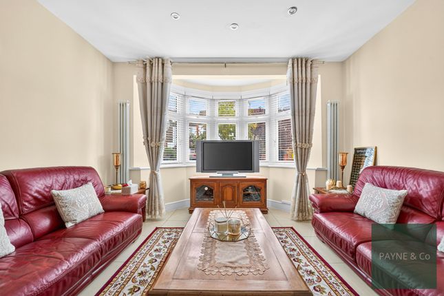 3 Rochester Gardens, Ilford photo 3