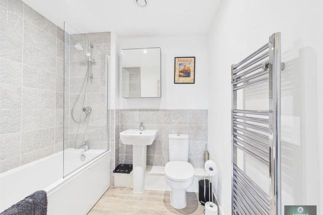 15 Giles House, Sangster Close, Crawley photo 3