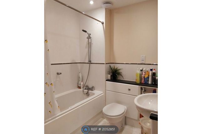 Flat, Kendrahall Road, South Croydon photo 4