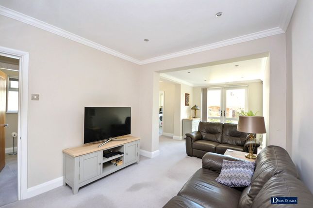 4 St. Albans Avenue, Upminster photo 2