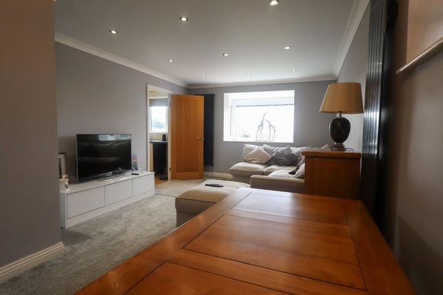 14, Sparrowfield Close, Stalybridge photo 4