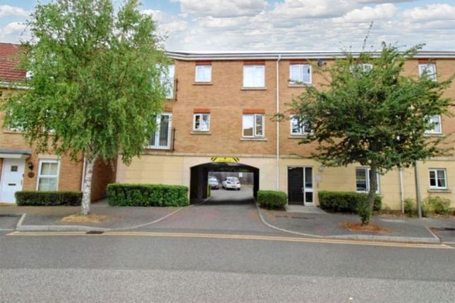 Thumbnail Flat to rent in Windermere Avenue, Purfleet-On-Thames