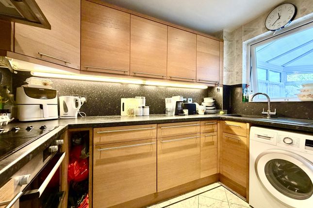 15, Hunting Gate Drive, Chessington photo 3