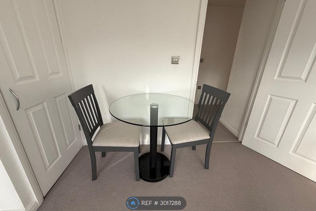 Flat, High Street, Kingston Upon Thames photo 2