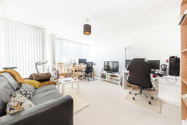 Flat to rent in Phoenix Way, London