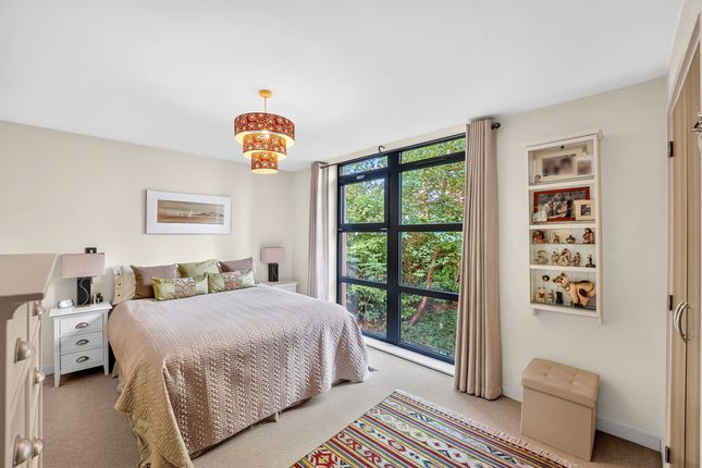 Flat 8, Gloucester House, 21, Scott Avenue, London photo 4