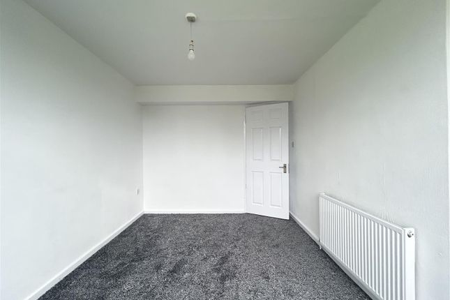 327, Northbrooks, Essex photo 2