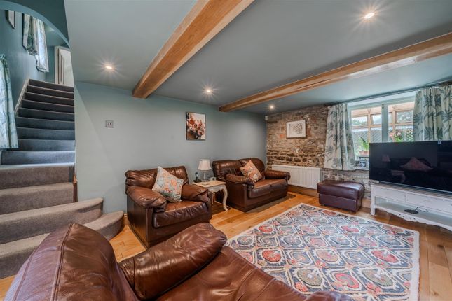 Living Room-2.Jpg