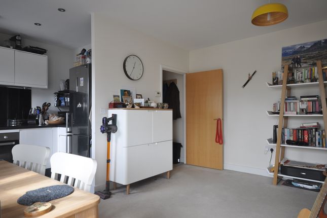 Flat 27, 10, Fisher Close, London photo 3