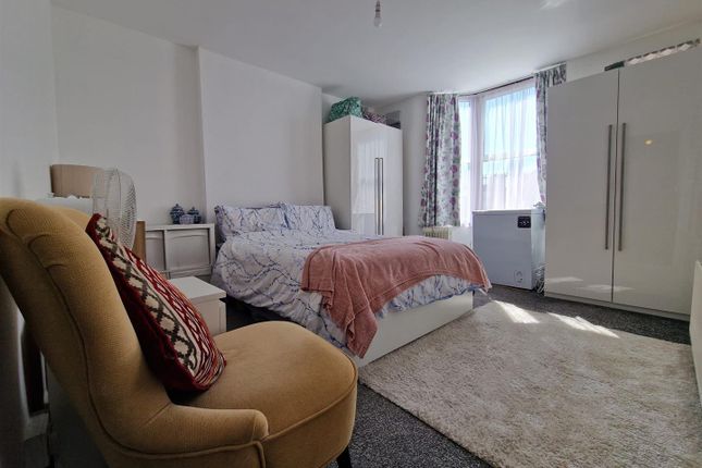 Flat Above, 146A, Portway, Stratford photo 4