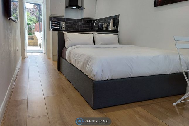 Studio flat on Thornhill Close, Houghton Regis, Dunstable, £1,000/mo