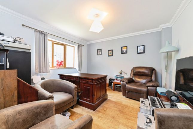 2, Castle Court, Kidwelly photo 4