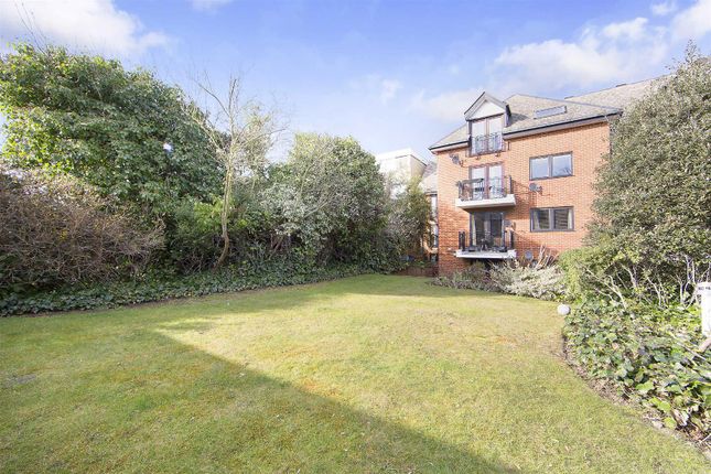 Flat to rent in Geneva Court, Cambalt Road, Putney