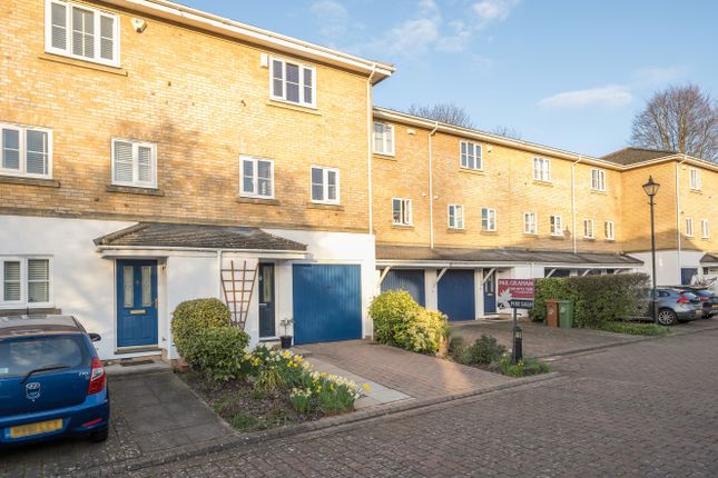 Town house for sale in Scawen Close, Carshalton