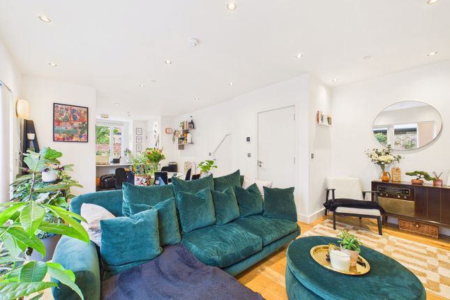 13, STERLING AVENUE, SALFORD photo 2