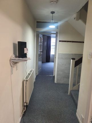 4 DOUBLE BED TOWNHOUSE, Lyneham Walk, Hackney, London photo 2